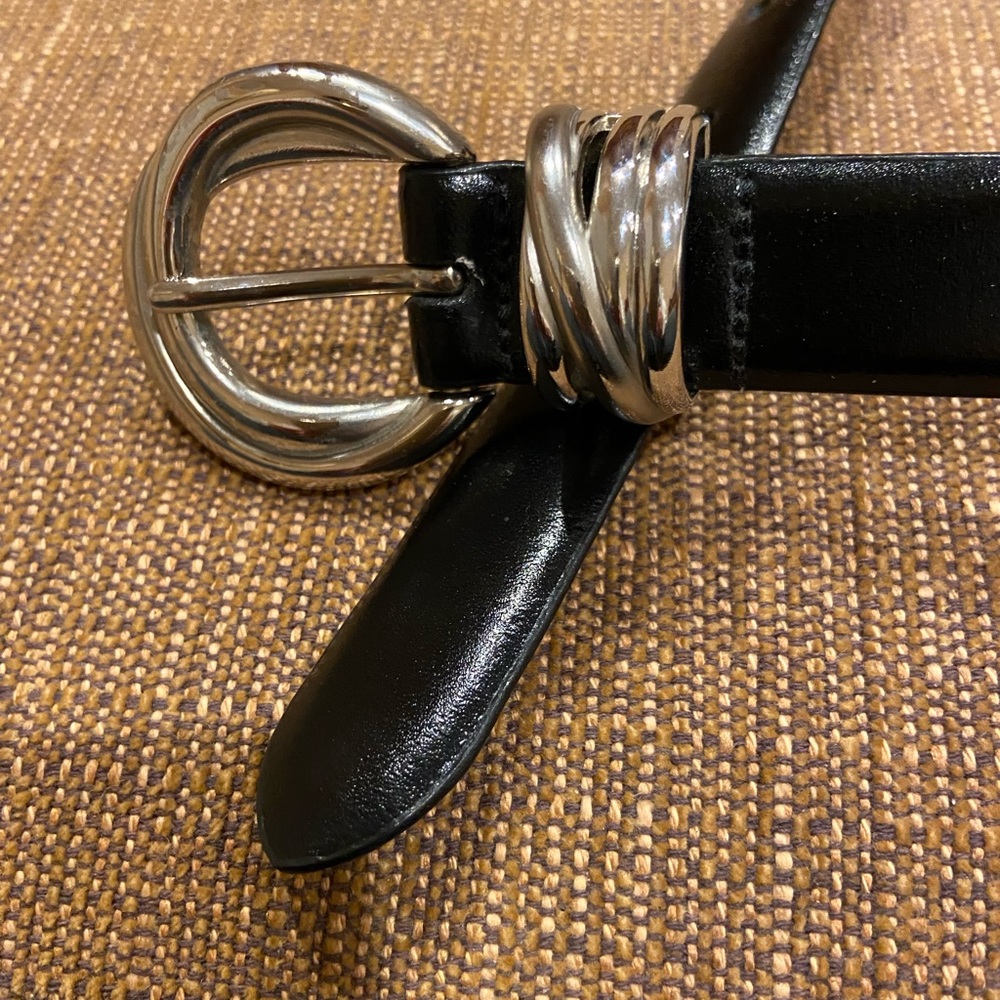 Beautiful black leather belt, size L.